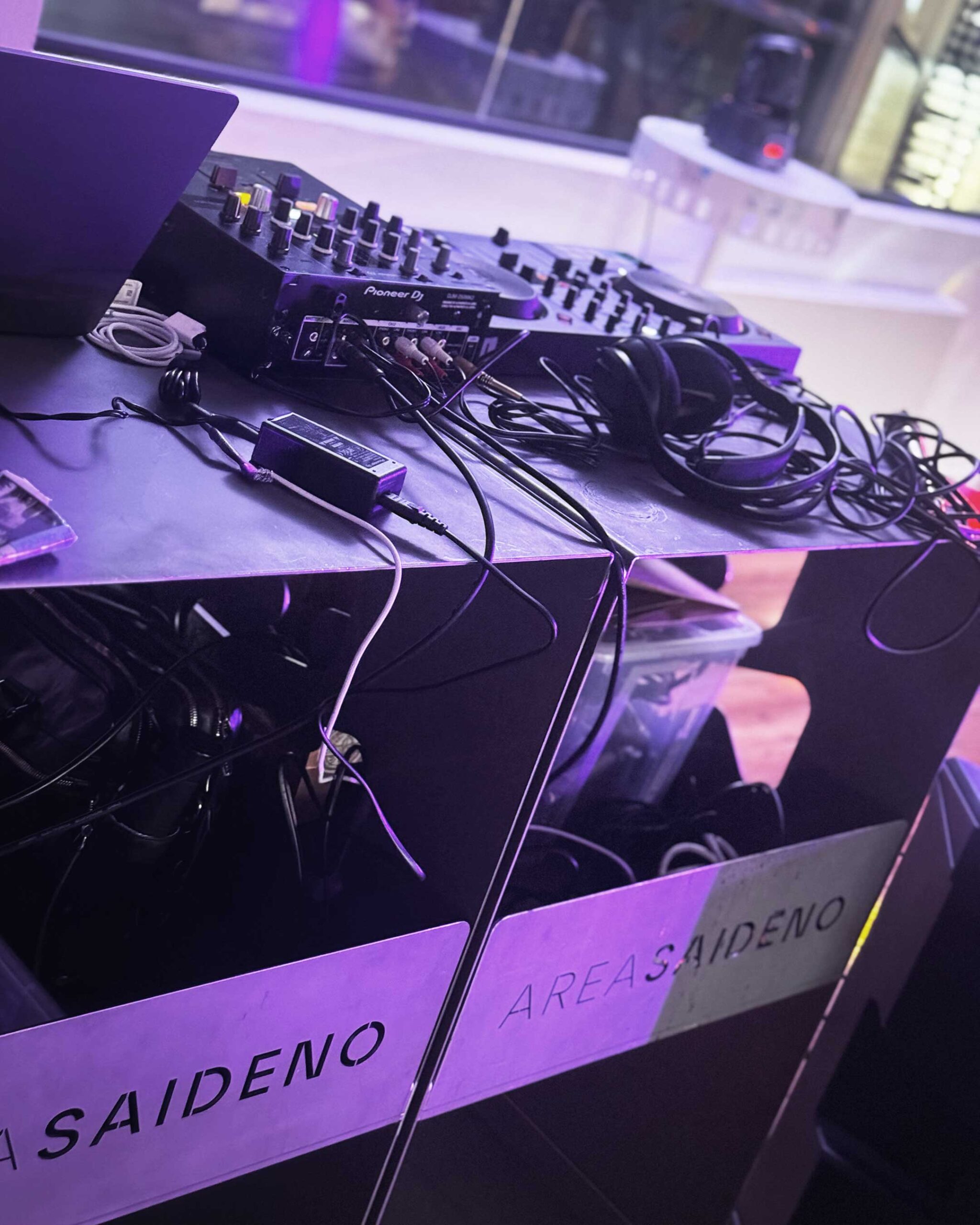 Scritta luminosa Area Saideno con luce blu, dettaglio set evento privato.