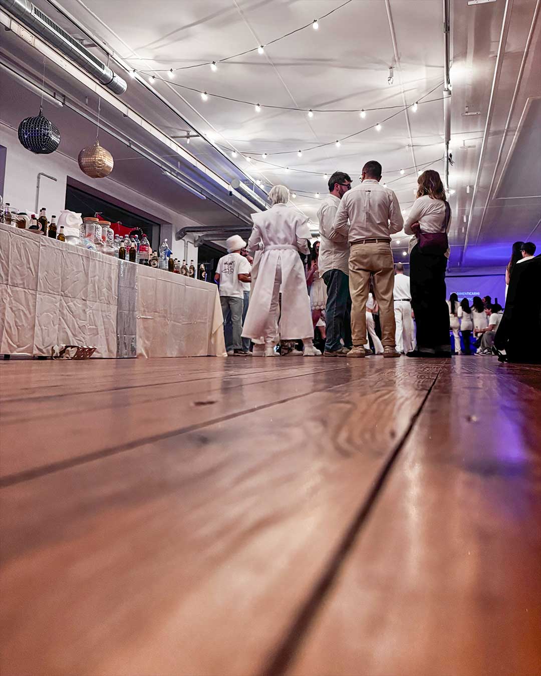 Location Area Saideno allestita per evento privato con buffet e luci sospese.