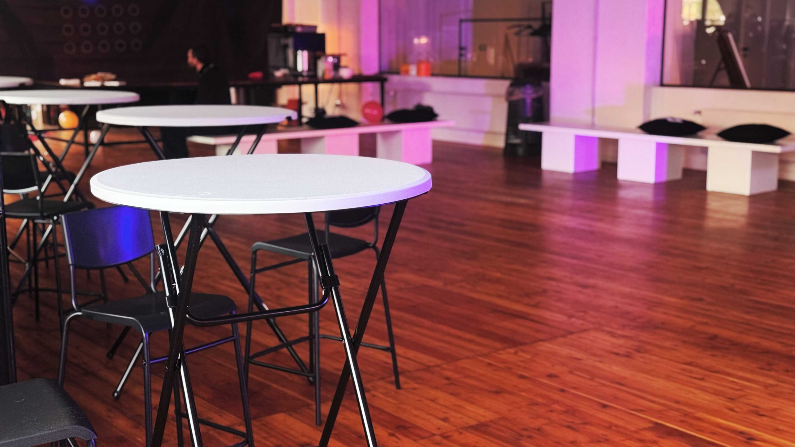 Tavolo buffet in evento privato con luci decorative e sfere specchiate.